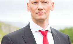 Stýringin latin til fólkið